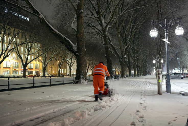 Effiziente Schneebeseitigung: Unser Winterdienstteam räumt die Wege für sicheres Vorankommen.