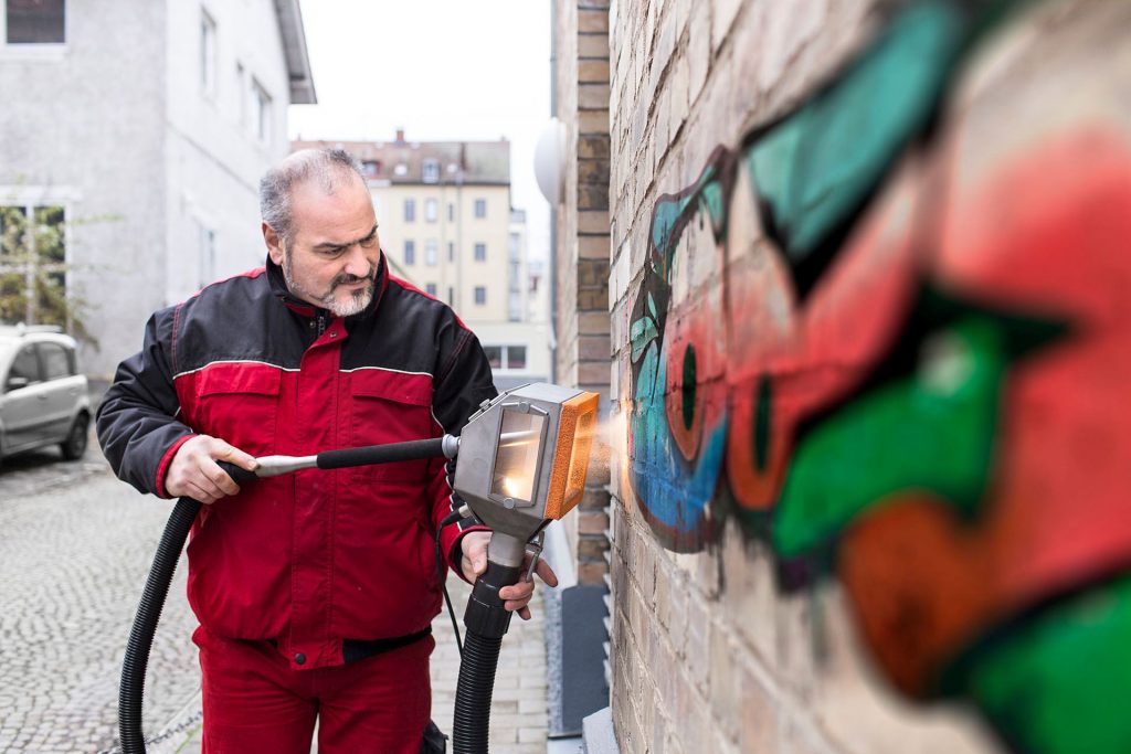 Unsere Bauer Gebäudereinigung führt im Bereich Sonder- und Spezialreinigungen Tätigkeiten aus, die über den Rahmen der üblichen Arbeitsabläufe in der Gebäudereinigung hinausgehen, Entfernung von Graffitis