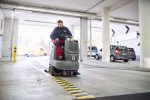 Aufsitzkehrmaschine für Reinigug großer Flächen in Parkhäusern und Tiefgaragen
